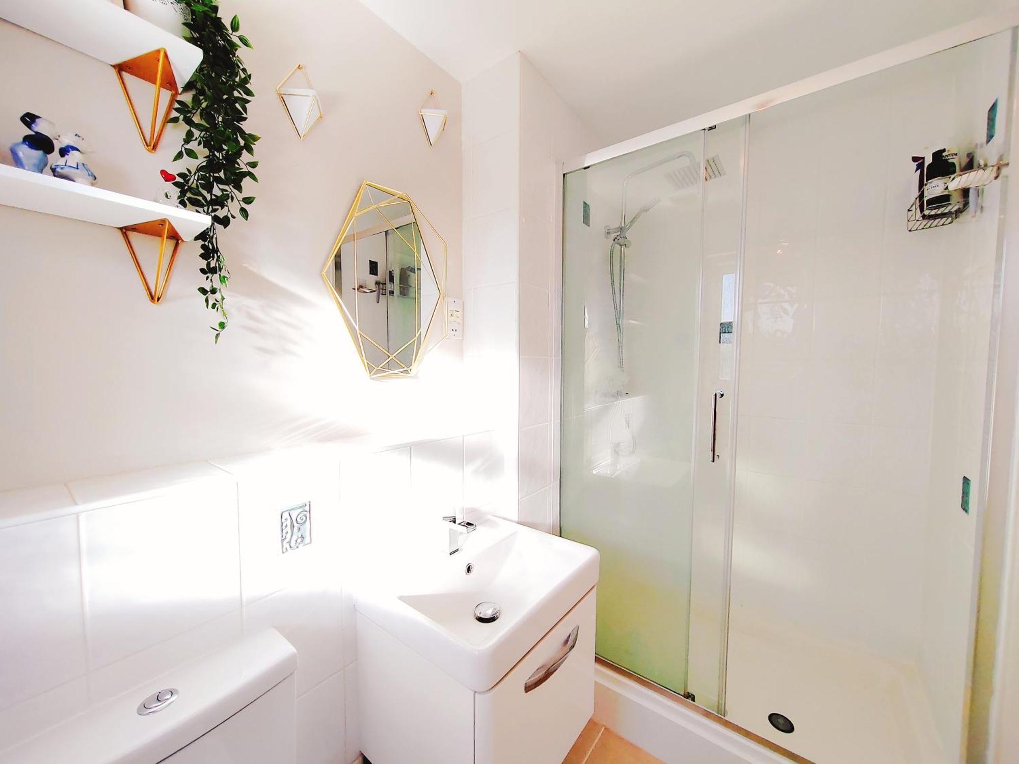 Modern And Spacious Double&King Bedrooms Both With Private Bathrooms Edinburgh Bilik gambar