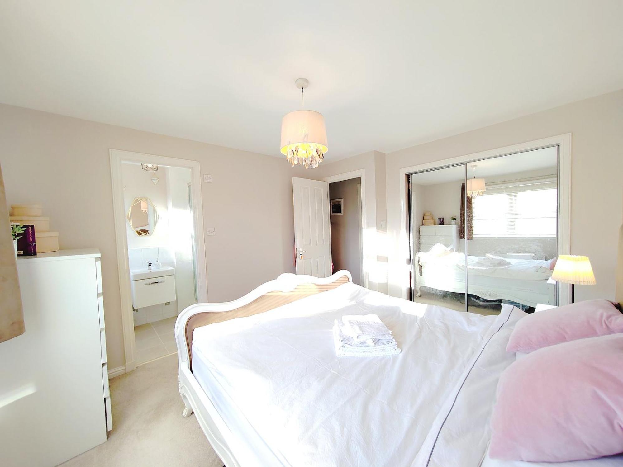 Modern And Spacious Double&King Bedrooms Both With Private Bathrooms Edinburgh Bilik gambar